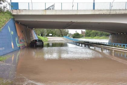 Varios vehiculos debieron ser asistidos por personal de rescate por el temporal en la ciudad de Córdoba.
