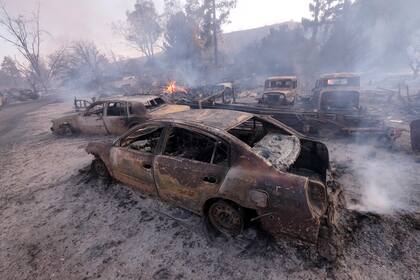Varios vehículos lucen carbonizados por las llamas del Incendio Sur en Lytle Creek, en el condado San Bernardino, al norte de Rialto, California, el miércoles 25 de agosto de 2021. (AP Foto/Ringo H.W. Chiu)