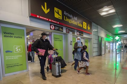 Varios viajeros llegan de un vuelo procedente de Casablanca (Marruecos)  al aeropuerto Madrid - Barajas. Europa por ahora mantiene restricciones a extranjeros vacunados con fármacos no autorizados dentro del bloque