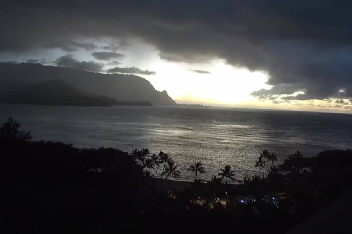 Varios videos muestran el momento en el que las aguas retroceden 30 metros en Hawái mientras continúan las alertas de Tsunami