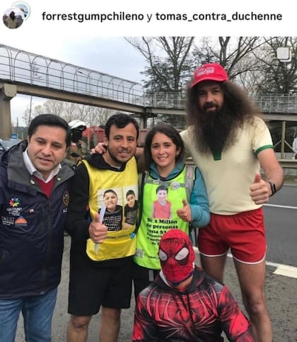Varios voluntarios se han unido al recorrido de Gómez y Reyes en una iniciativa con más repercusión de lo esperado