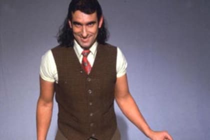 Varoni en el disfraz de Escamoso, un sujeto que se cree sumamente listo, pero que cae, para otros, en el ridículo