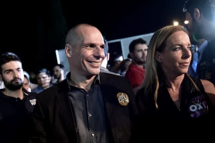 Yanis Varoufakis y su esposa