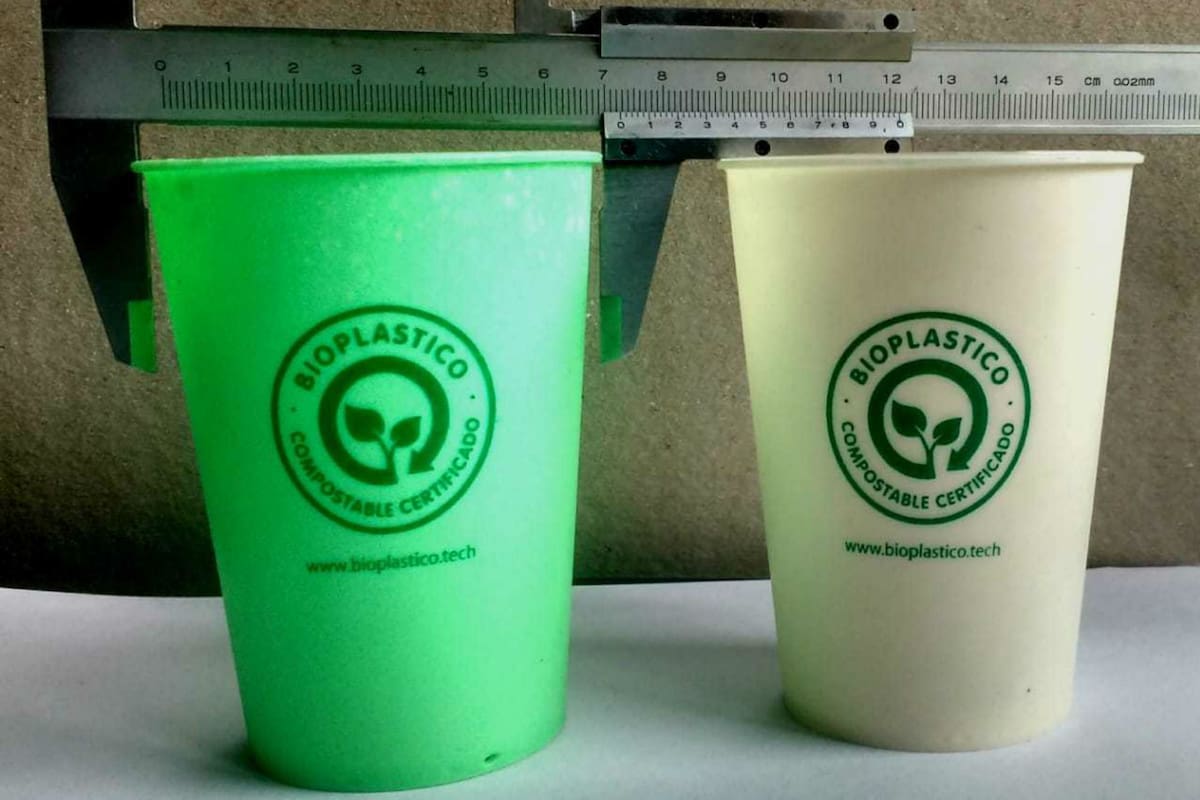 Vasos de bioplástico fabricados por Dixtron con materiales de Biopsa