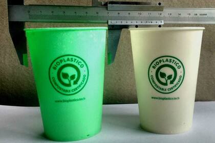 Vasos de bioplástico fabricados por Dixtron con materiales de Biopsa