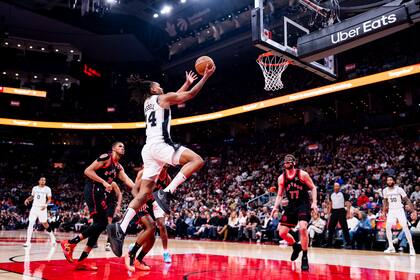 Vassell anota 25 y los Spurs aplastan 123-89 a los Raptors para su tercera victoria seguida