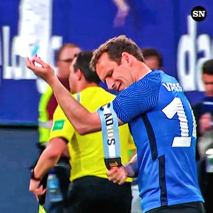 Vassiljev se coloca su propia cinta de capitán en homenaje a Diego Armando Maradona