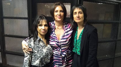 Vázquez (centro) junto a sus dos abogadas: Verónica Heredia (izquierda) y Florencia Piermarini (derecha)