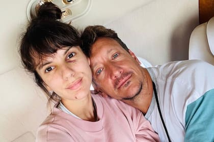 Vázquez compartió una foto junto a Gimena Accardi en el avión privado en el que volvieron a Buenos Aires