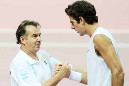 Tito Vázquez felicitando a Del Potro en la serie de 2009 ante la República Checa, en Ostrava.