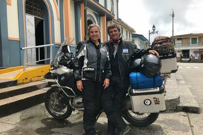 Vázquez y Boglione viajan livianos de equipaje: llevan sus equipos de protección en el compartimiento superior de la moto y unas pocas pertenencias a lado y lado