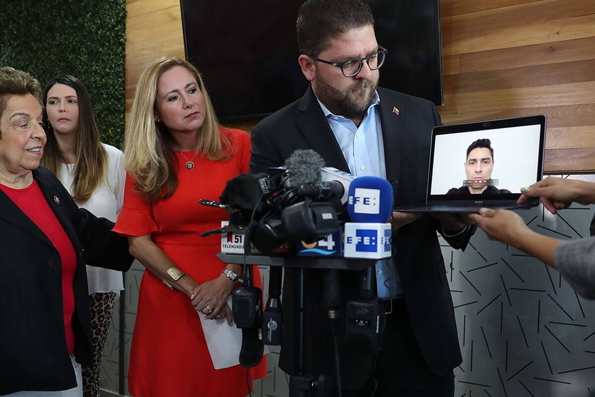 Vecchio dio una conferencia de prensa por Internet