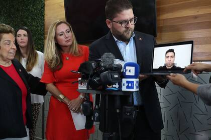 Vecchio dio una conferencia de prensa por Internet