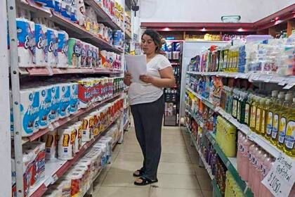 Vecina de Don Torcuato realiza un relevamiento de precios para el Isepci en un autoservicio de General Pacheco, Tigre
Gentileza: Libres del Sur.