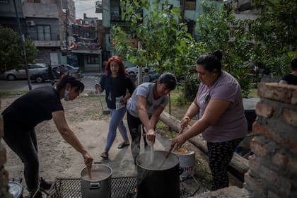 Vecinas del barrio Cildañez armaron una olla popular en la zona donde estaba el improvisado campamento que servía de refugio a M. y su madre