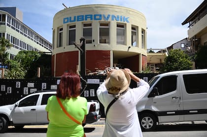 Vecinas observan el hotel Dubrovnik a tres meses del derrumbe