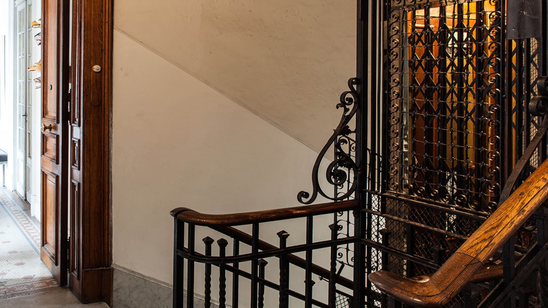 Vecino del Congreso nacional y del Palacio Barolo, este departamento en el emblemático edifico La Inmobiliaria conjuga la esencia misma de la ciudad con la vida cosmopolita de sus dueños.