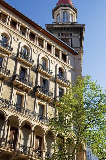 Vecino del Congreso nacional y del Palacio Barolo, este departamento en el emblemático edifico La Inmobiliaria conjuga la esencia misma de la ciudad con la vida cosmopolita de sus dueños.