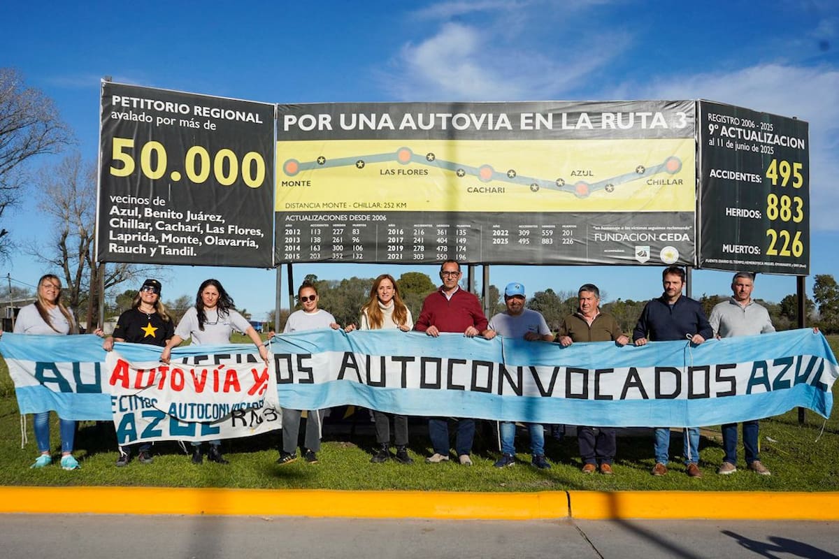 Vecinos autoconvoados de Azul que reclaman una autovía en la ruta 3, junto a Tolos Paz y el intendente local, Nelson Sombra