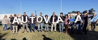 Vecinos autoconvocados y dirigentes políticos piden terminar la autovía 5