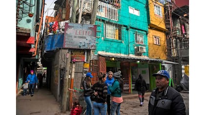 Vecinos circulan por la Villa 31 en Buenos Aires, Argentina,