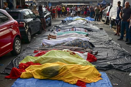 Vecinos colocan los cuerpos de las personas muertas en la favela Vila Cruzeiro del complejo de la Penha, en Río de Janeiro, Brasil, el 29 de octubre de 2025, tras la Operación Contención.