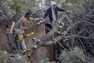 Partes de oeste de EEUU inician limpieza tras tormentas, pero siguen en alerta por aguas residuales