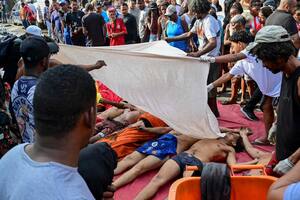 Vecinos cubren los cuerpos en la favela Vila Cruzeiro del complejo de la Penha, en Río de Janeiro, Brasil, el 29 de octubre de 2025, tras la Operación Contención.