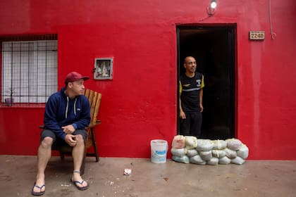 Vecinos de 73 y 140 se protegen contra posibles inundaciones