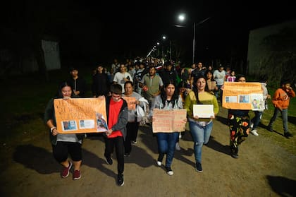 Vecinos de 9 de Julio marcharon anoche para exigir la aparición de Loan
