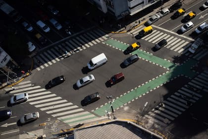 Vecinos de Almagro y Villa Crespo aseguran que llegaron a sufrir hasta cuatro interrupciones por día y períodos de más de 30 horas sin servicio, mientras Edesur reconstruye una cámara subterránea dañada