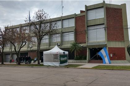 Vecinos de Avellaneda, Santa Fe instalaron una carpa para alertar a la comunidad sobre alguna toma o intervención
