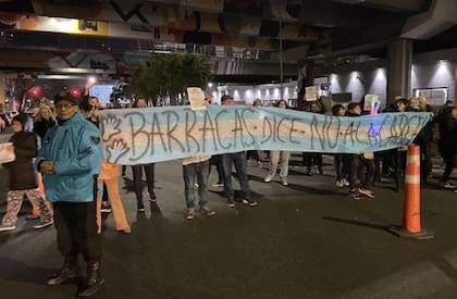 Vecinos de Barracas se manifestaron en la calle en contra de la instalación de contenedores en el playón lindante a la comisaría del barrio