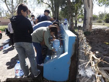Vecinos de Cerri buscan agua potable
