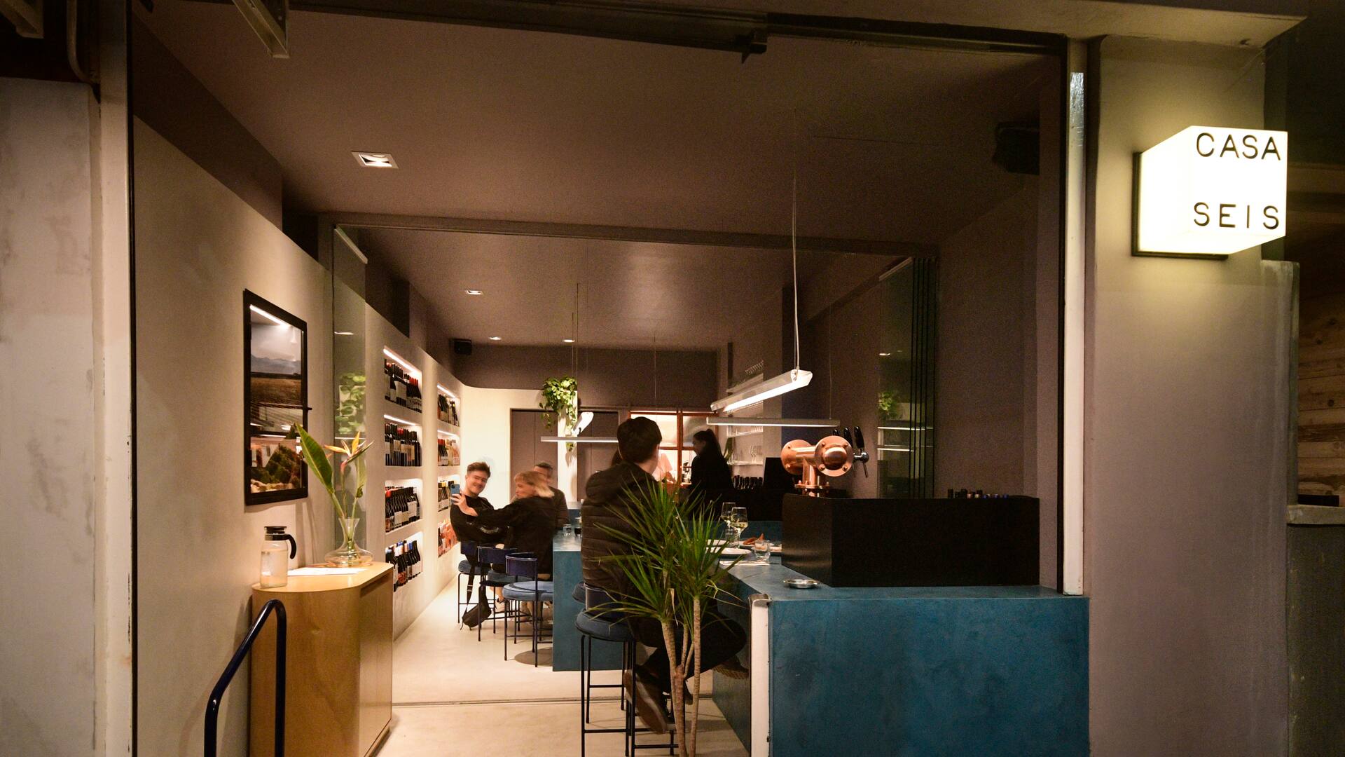 Vecinos de Chacarita y otros barrios de la ciudad de Buenos Aires disfrutan de una cena en Casa Seis, en una cálida noche de verano