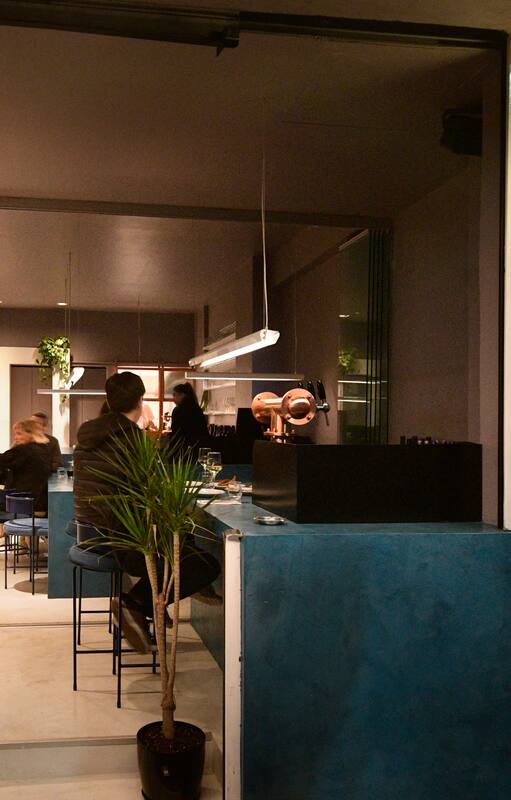 Vecinos de Chacarita y otros barrios de la ciudad de Buenos Aires disfrutan de una cena en Casa Seis, en una cálida noche de verano
