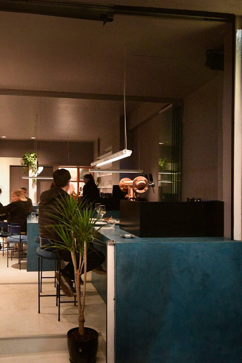 Vecinos de Chacarita y otros barrios de la ciudad de Buenos Aires disfrutan de una cena en Casa Seis, en una cálida noche de verano