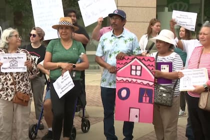Vecinos de Forest Park protestan para conservar sus casas móviles. Foto: WCNC