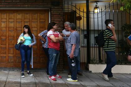 Vecinos de la cuadra donde ocurrió el crimen dialogan sobre la inseguridad