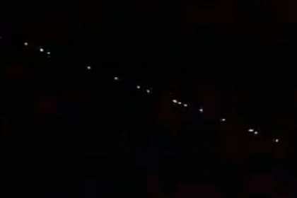 Vecinos de la localidad registraron una inusual fila de luces en el cielo el miércoles por la noche