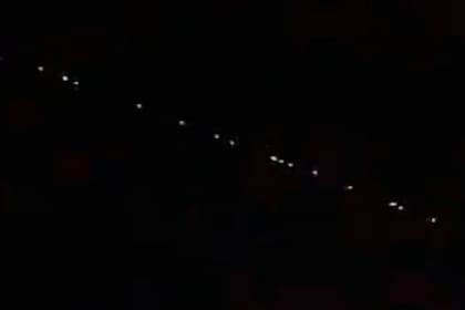 Vecinos de la localidad registraron una inusual fila de luces en el cielo el miércoles por la noche
