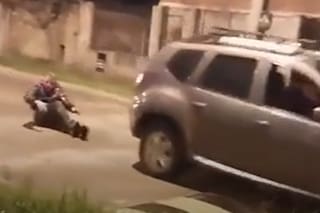 Qué dijo el vecino acusado de arrastrar con su auto a un presunto delincuente