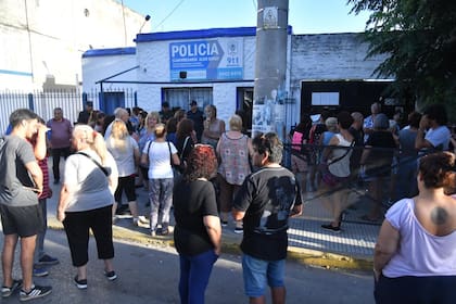 Vecinos de La Matanza se concentraron frente a la comisaría de Aldo Bonzi para reclamar medidas contra el delito