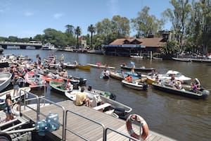 Vecinos de las islas del Delta cortan el río Tigre para pedir que vuelva la luz