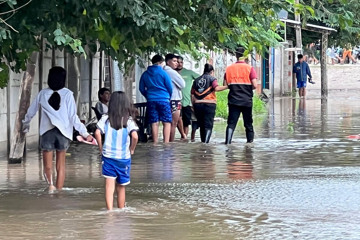 Vecinos de los barrios La Católica y Salta Prolongación son los más perjudicados por las inundaciones en Santiago del Estero