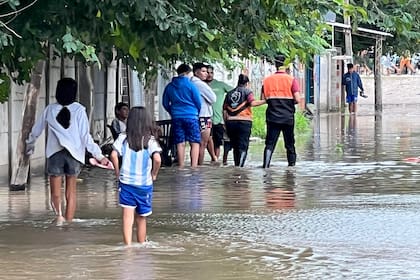 Vecinos de los barrios La Católica y Salta Prolongación son los más perjudicados por las inundaciones en Santiago del Estero