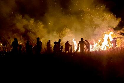 Vecinos de Mercedes, en el sur de la provincia, salen a la noche a extinguir los incendios que amenazan las casas y los campos