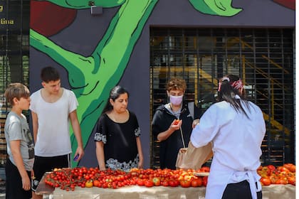 Vecinos de Palermo se acercan a los mostradores improvisados en la vereda para regalar tomates