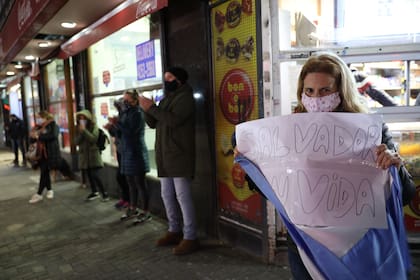 Vecinos de Quilmes expresaron su apoyo al herrero jubilado