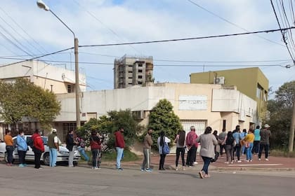Vecinos de Santa Rosa hacen fila en el ministerio de Desarrollo Social provincial para recibir subsidios por los cortes de gas